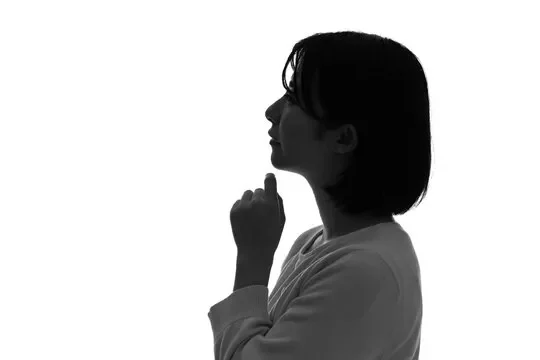 悩む女性